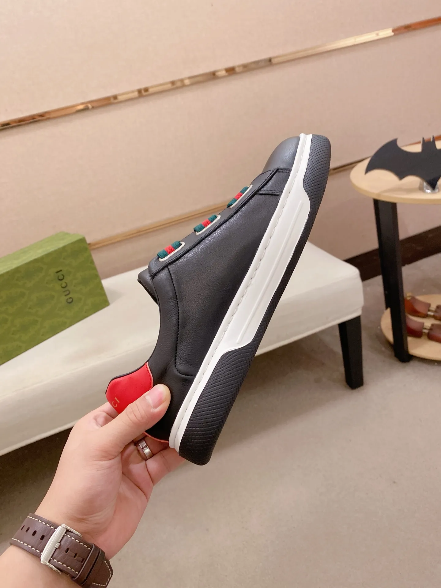 Men's shoes💰 480💰The new GUCCI (Gucci) counters are launched simultaneously. The new men's shoes, 😘fabrics are selected from imported cowhide, and the lining is sheepskin lining. 👍🏿 High-end ☄️ air-cushion molded anti-slip rubber outsole, exquisite lines, simple and elegant, comfortable and high-end for leisure travel. Code number: 38 to 44 (45 can be customized and cannot be returned or exchanged)